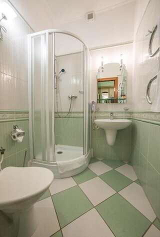 Отель Korall Николаев Стандартный двухместный номер с 1 кроватью или 2 отдельными кроватями-1