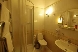 Отель Korall Николаев Стандартный двухместный номер с 1 кроватью или 2 отдельными кроватями-10