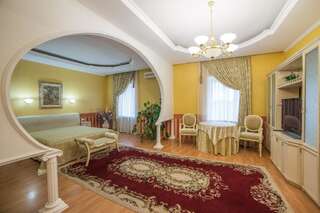 Отель Korall Николаев Люкс с кроватью размера «king-size»-4